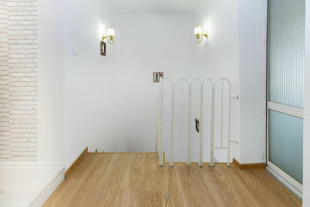 Sunny 2-Bedroom Maisonette Varna & Parking Bagian luar foto